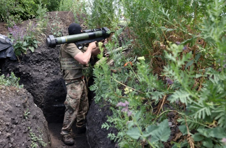 Un soldat ukrainien dans une tranchée sur la ligne de front près d'Avdiivka, dans la région de Donetsk, le 18 juin 2022