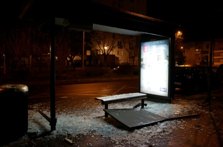 un abribus cassé lors d'échauffourées à Argenteuil en février 2017