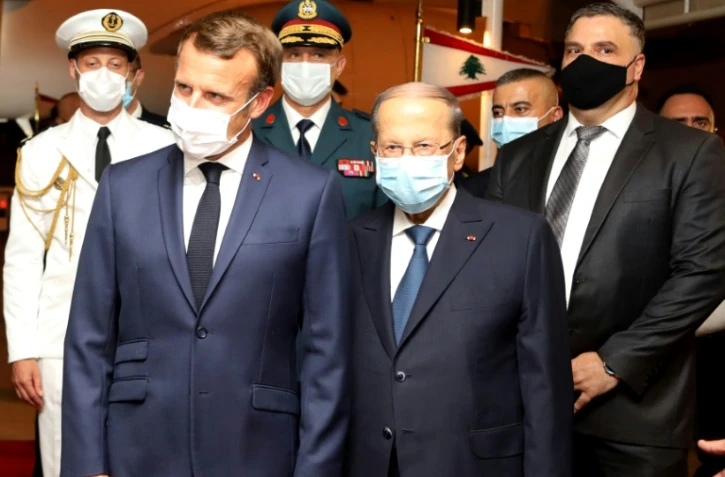 Le président français Emmanuel Macron est accueilli par son homologue libanais Michel Aoun, le 31 août 2020 à l'aéroport de Beyrouth