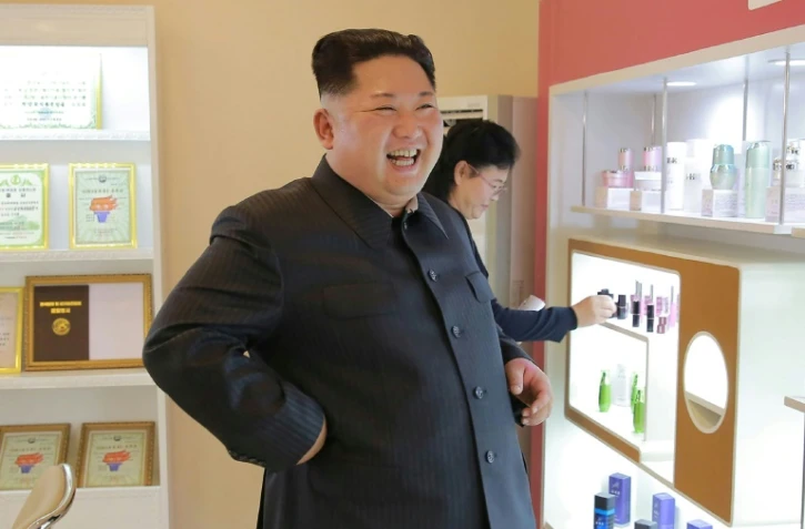 Photo non datée fournie le 29 octobre 2017 par l'agence nord-coréenne Kcna du leader nord-coréen Kim Jong-Un visitant une usine de cosmétiques de Pyongyang