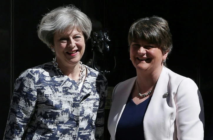 La Première ministre britannique Theresa May (g) et la cheffe du parti nord-irlandais DUP, le 26 juin 2017 devant le 10 Downing Street, à Londres