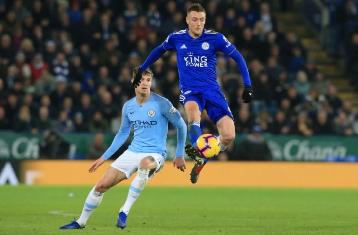 L'attaquant de Leicester Jamie Vardy devant le défenseur de Manchester City John Stones, le 26 décembre 2018 à Leicester