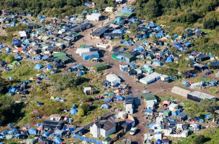 Vue aérienne de la "jungle" de Calais le 8 octobre 2015
