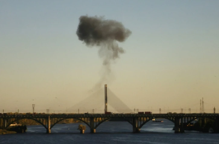 De la fumée s'élève d'un pont enjambant le Dniepr après une frappe de drone russe sur Kiev, en Ukraine, le 2 octobre 2026