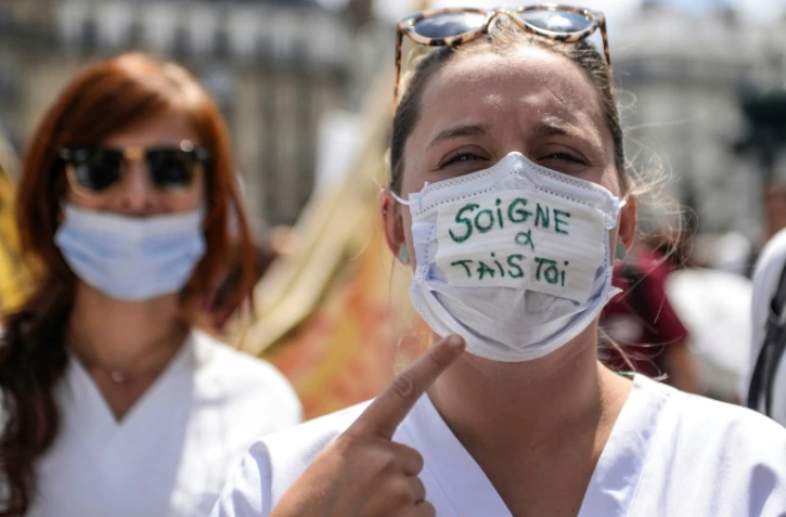 Des personnels hosptaliers manifestent place Montparnasse à Paris le 6 juin 2019