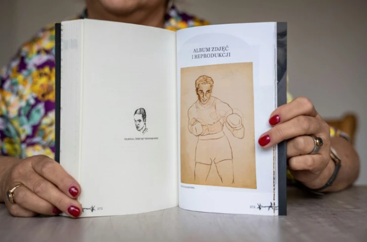 Eleonora Szafran, la fille du boxeur d'Auschwitz Tadeusz "Teddy" Pietrzykowski, présente son livre lors d'un entretien avec l'AFP à Varsovie le 26 août 2021