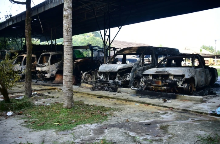 Des véhicules calcinés après une série d'attaques incendiaires dans la province méridionale thaïlandaise de Narathiwat, le 23 août 2026