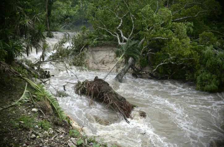 Les pluies de la tempête Earl alimentent les flots des rivières dans la région de la ville de Melchor de Mencos (Guatemala), une région située à la frontière du Belize, le 4 août 2016