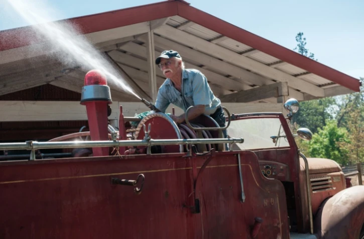 Randy Dunn teste la pression du tuyau de son camion de pompiers de 1946, un des remparts possibles en cas de feu dans son vignoble