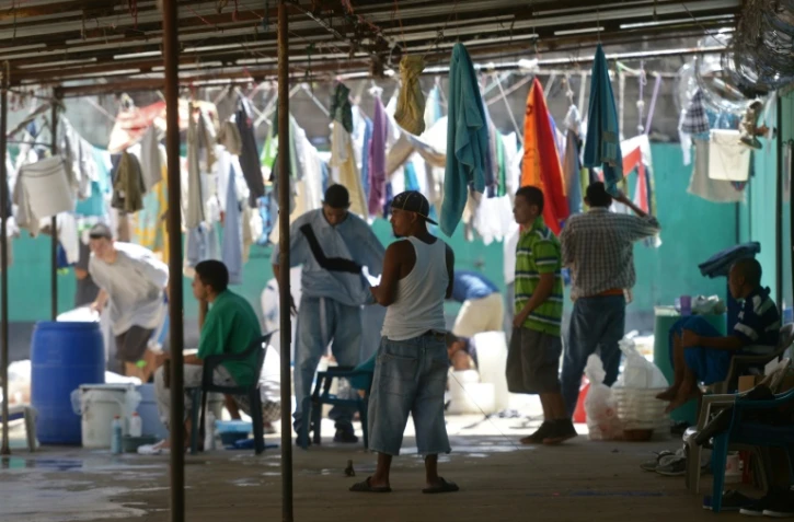 Des anciens membres du gang M-S13 font une pause durant leurs cours pour apprendre les métiers de la charpenterie, boulangerie, pêche et cuisine dans la prison Apanteos à Santa Ana à l'ouest du San Salvador, le 15 juillet 2016