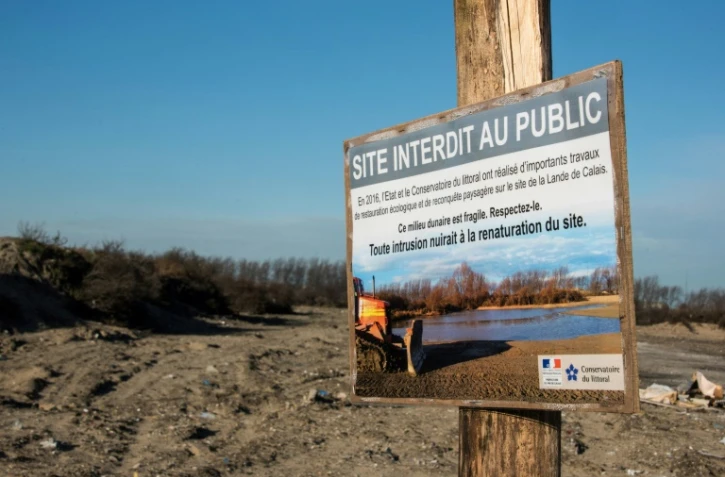 Un panneau interdisant le site au public à l'entrée de l'ancien emplacement de la "Jungle", le 18 janvier 2017 à Calais