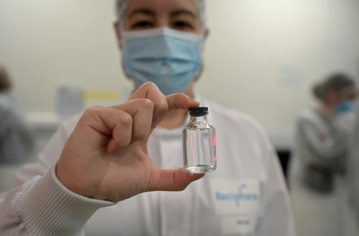 Une employée montre une dose du vaccin Moderna contre le Covid-19, le 22 avril à Monts, en France