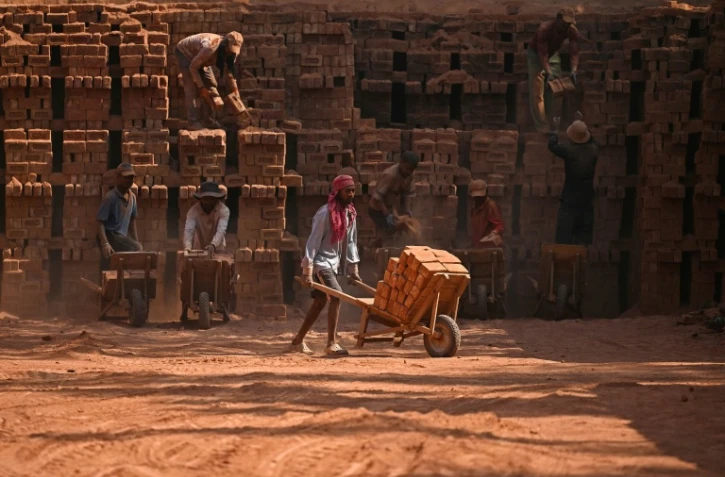 Des travailleurs migrants indiens occupés dans une briqueterie à la périphérie de Srinagar, le 24 août 2026