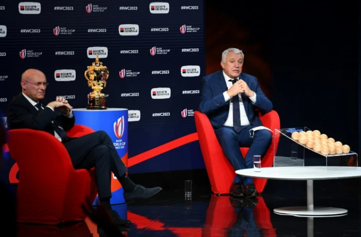Le président de la Fédération française de rugby Bernard Laporte (g) et le directeur général du comité d'organisation, Claude Atcher, après le tirage au sort du Mondial-2023, le 14 décembre à Paris