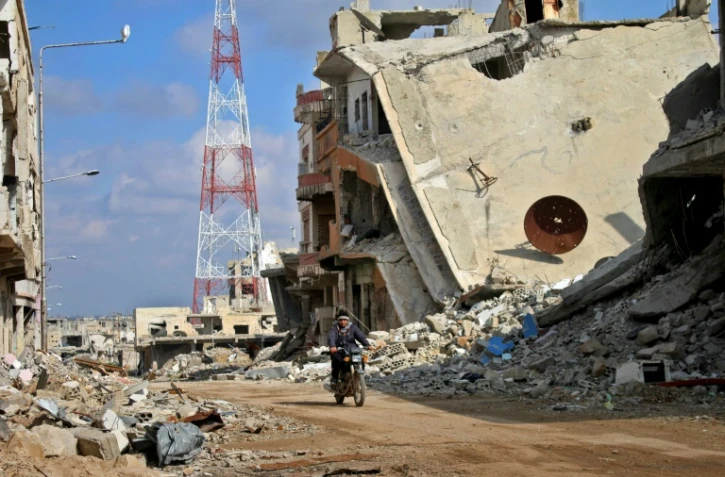 Un homme dans les rues de Daraa, le 16 mars 2017