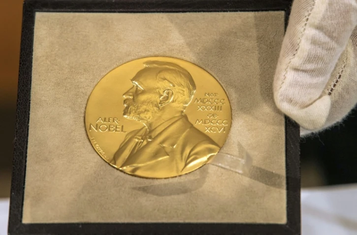 La physique des particules, l'invention d'une "cape d'invisibilité" ou l'astrophysique figurent parmi les recherches qui pourraient remporter le prix Nobel de physique mardi, selon les experts