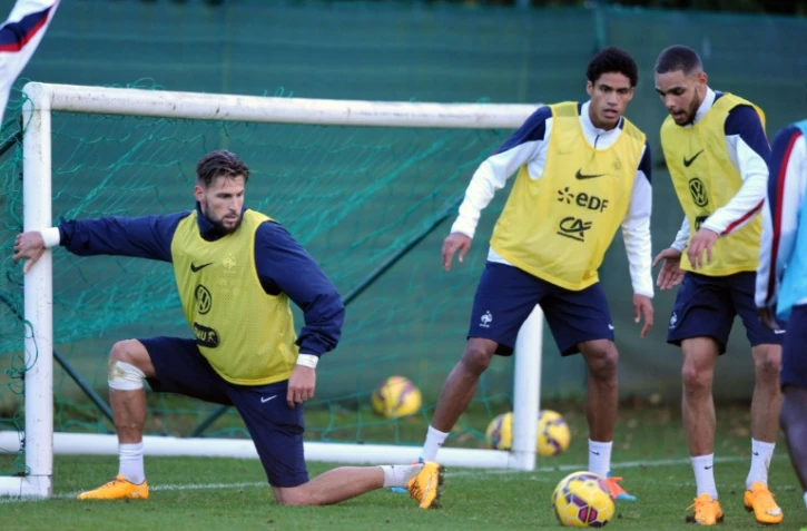Les défenseurs tricolores Raphaël Varane (c) et Layvin Kurzawa (d), à l'entraînement des Bleus, le 16 novembre 2014 au Rhoazon Park