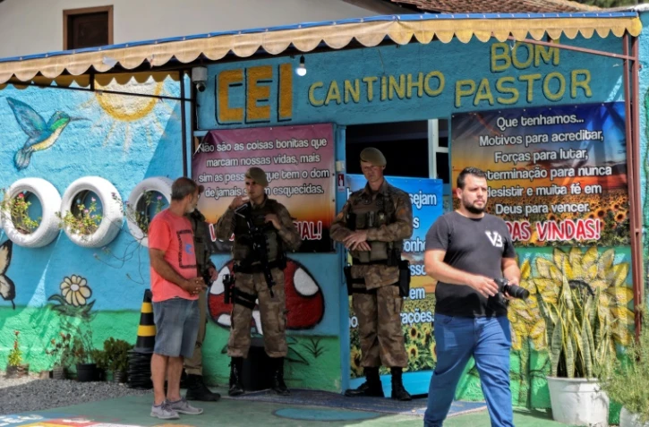 Des forces de sécurité se tiennent devant une crèche où un assaillant a tué quatre enfants à coups de hache à Blumenau, Etat de Santa Catarina, au Brésil, le 5 avril 2023

