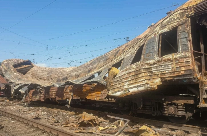 Image diffusée le 25 août 2022 par les chemins de fer ukrainiens d'un train qui a brûlé après une frappe russe dans une gare du village ukrainien de Tchapliné dans la région de Dnipropetrovsk