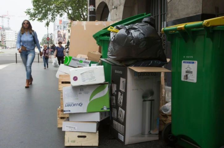 Des poubelles s'entassent dans une rue de Paris, le 8 juin 2016