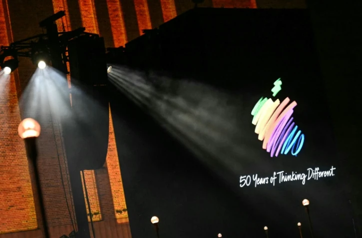 Le logo d'Apple projeté sur un écran lors des célébrations du 50e anniversaire du géant technologique américain Apple à Londres, le 25 mars 2026