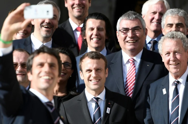 Le président Emmanuel Macron et le co-président de Paris 2024, Tony Estanguet (g, derrière), le 15 mai 2017 à l'Elyse