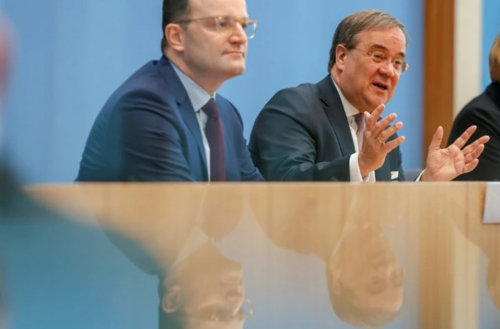 Le ministre président de Rhénanie-du-Nord-Westphalie Armin Laschet (D) et le ministre de la Santé Jens Spahn annoncent leur candidature pour diriger la CDU, lors d'une conférence de presse à Berlin le 25 février 2020