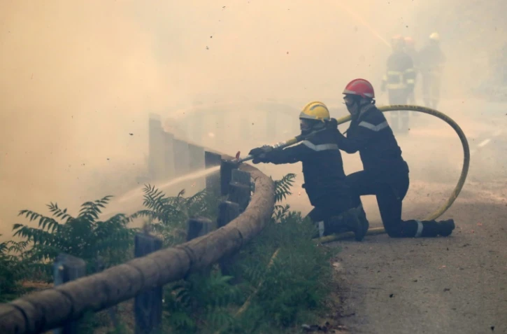 Les pompiers luttent contre le feu Ă Castagniers, proche de Nice, le 17 juillet 2017