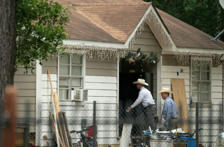 Des policiers locaux et fédéraux enquêtent le 29 avril 2023 à Cleveland, au Texas, sur un quintuple meurtre