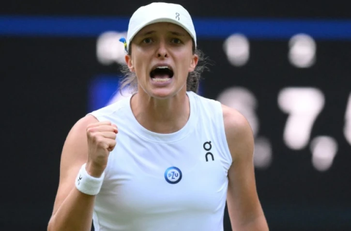Iga Swiatek exulte après sa victoire sur la Suissesse Belinda Bencic à Wimbledon, le 9 juillet 2023  