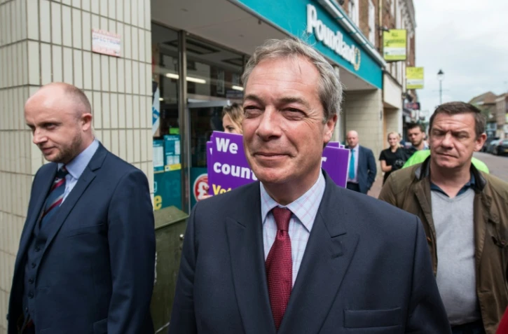 Le leader du parti pour l'indépendance UKIP Nigel Farage (au centre) en visite à Sittingbourne lors de sa campagne pour le Brexit le 13 juin 2016