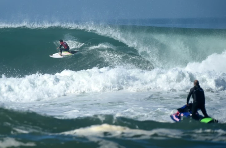Le surfeur Jérémy Florès lors de l'étape française du circuit mondial de surf, le 11 octobre 2019 à Hossegor