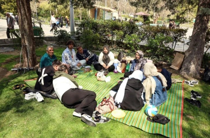 Des Iraniens se rassemblent au parc Mellat de Téhéran ,le 2 avril 2026, à l’occasion de la "Journée de la nature", qui marque la fin des festivités du Nouvel an persan, Norouz