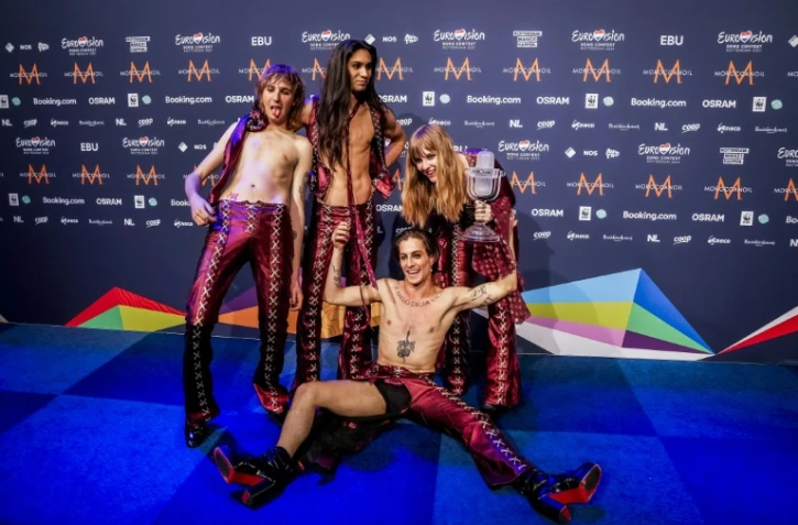 Les membres du groupe italien Måneskin posent avec leur trophée après avoir remporté  l'Eurovision 2021 à Rotterdam, le 22 mai 2021