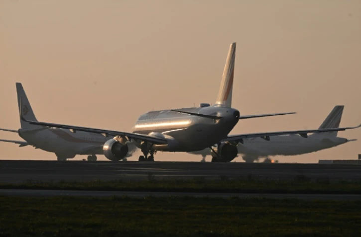 Cinq Afghanes doivent atterrir lundi après-midi à l'aéroport parisien de Roissy, plusieurs mois après avoir fui le régime taliban qui a repris le pouvoir en Afghanistan à l'été 2021