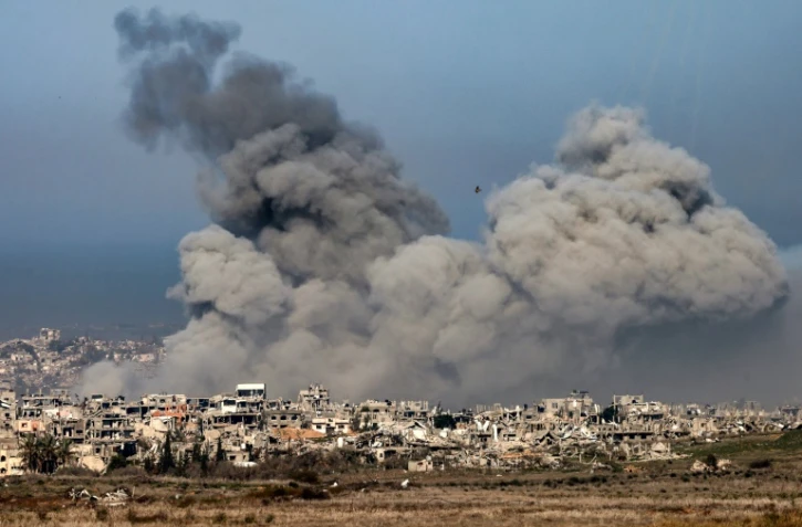 Bombardements israéliens sur le nord de Gaza, vus depuis le territoire israélien, le 13 janvier 2025