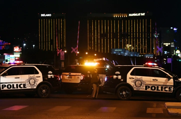Barrage de police devant l'hôtel Mandalay Bay où un homme a tiré sur les spectateurs d'un concert de musique country, le 2 octobre 2017 à Las Vegas