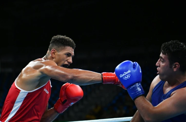 Le boxeur français Tony Yoka (g) face au Jordanien Hussein Iashaish en quart de finale des + de 91 kg, le 16 août 2016 à Rio