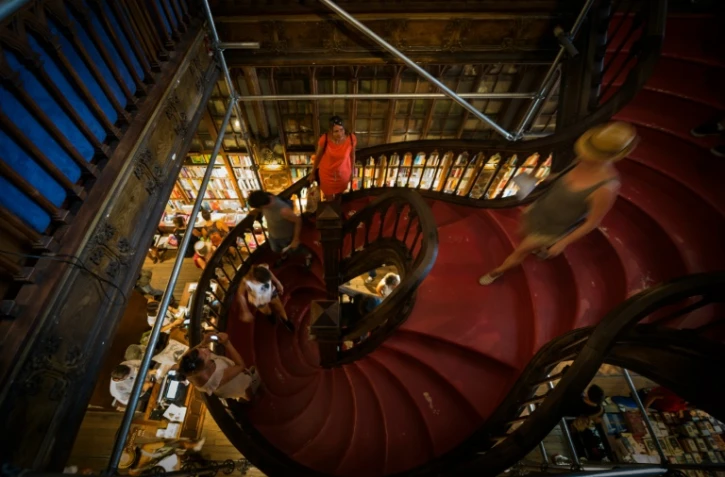 Des touristes visitent la librairie Lello à Porto, le 25 juillet 2016