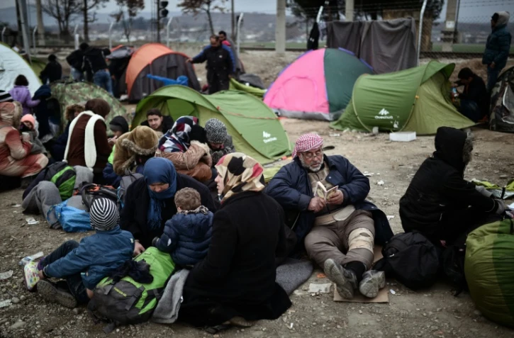 Des réfugiés attendent à la frontière entre la Grèce et la Macédoine à Idomeni, le 28 février 2016