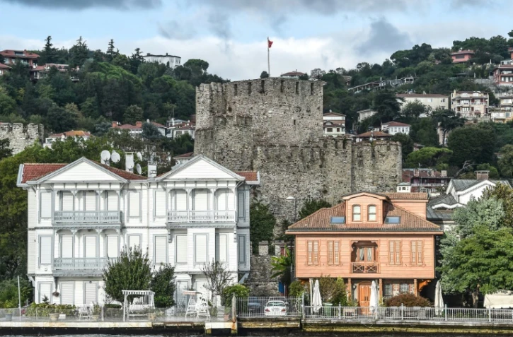 Des yalis, grandes maisons en bois emblématiques construites sur les rives du Bosphore, le 28 septembre 2018 à Istanbul, en Turquie