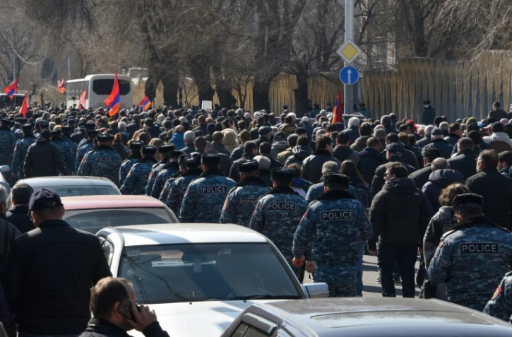 Des opposants dans la rue à Erevan, le 26 février 2021 pour demander la démission du Premier ministre arménien Nikol Pachinian