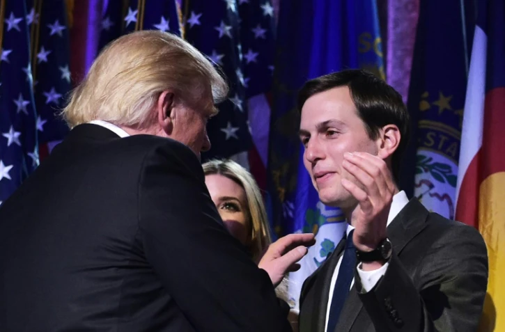 Le président élu Donald Trump avec son gendre Jared Kushner (R) lors d'une soirée électorale , le 9 novembre 2016 à New York