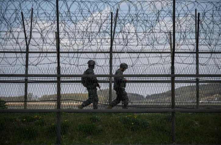 Des soldats sud-coréens en patrouille le long de barbelés dans la Zone démilitarisée (DMZ), le 23 avril 2020 à Ganghwa-gun