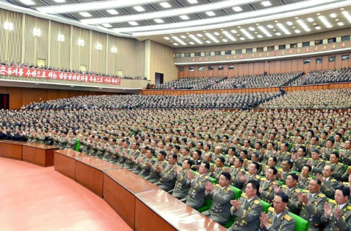 Une photo fournie par l'agence nord-coréenne (KCNA) le 24 avril 2017 montre des responsables réunis pour la commémoration du 85ème anniversaire de la création de l'armée, au Palais de la culture du peuple à Pyongyang