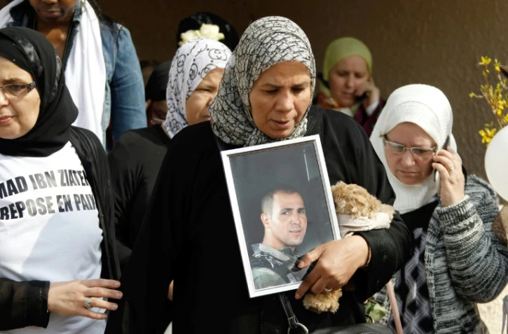 La mère d'Imad Ibn Ziaten, avec une photo de son fils, lors d'une marche silencieuse le 24 mars 20112 à Sotteville-lès-Rouen