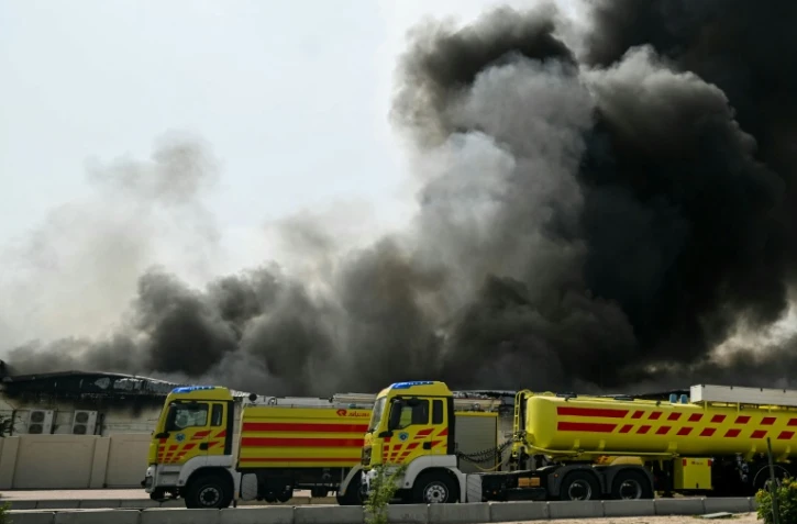 Une épaisse fumée s'élève dans la zone industrielle de Doha alors que l'Iran mène des frappes de représailles dans le Golfe, le 1er mars 2026 à Doha 