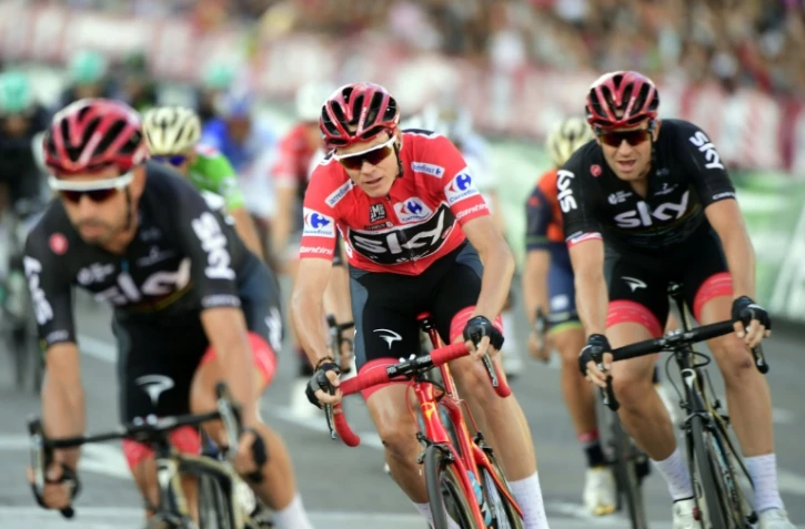 Le maillot rouge Chris Froome protégé par ses équipiers fonce vers la victoire dans "La Vuelta" 2017 à Madrid, le 10 septembre 