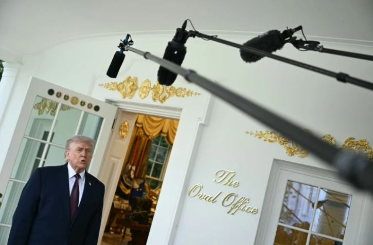 Le président américain Donald Trump s'adresse aux journalistes devant le Bureau ovale de la Maison Blanche, le 13avril 2026 à Washington