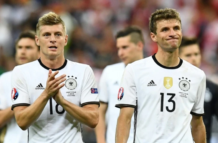 Les millieux de terrain allemands Toni Kroos (gauche) Thomas Mueller à l'issue du match contre la Pologne (0-0) au Stade de France à Saint-Denis, le 16 juin 2016 